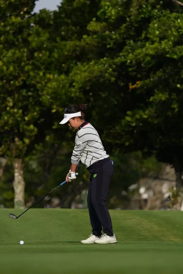 青木瀬令奈のユーティリティスイング（斜め前方）連続写真【2022年ダイキンオーキッドレディスゴルフトーナメント】