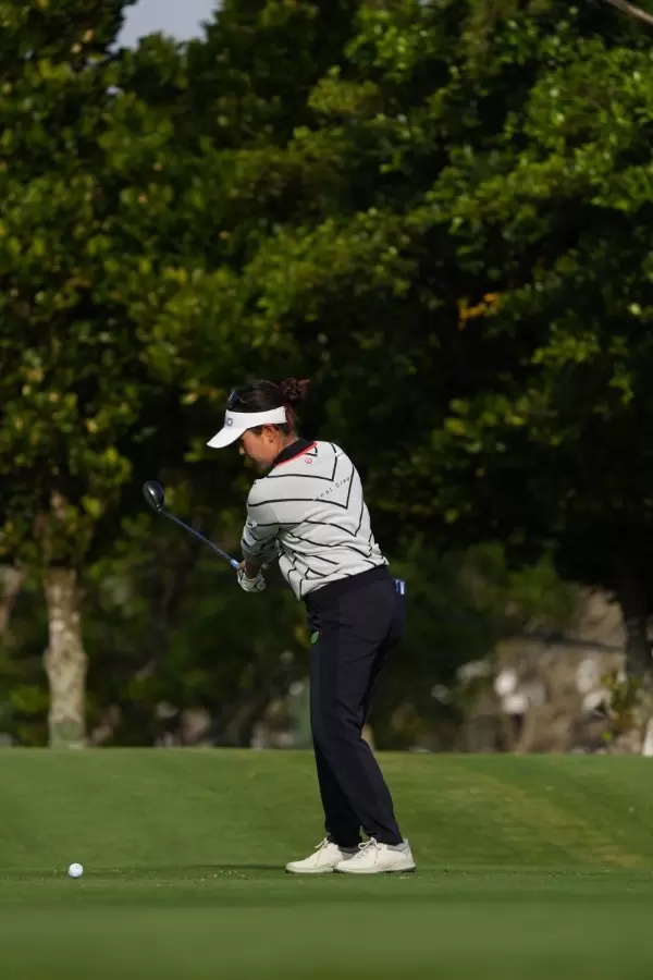 青木瀬令奈のユーティリティスイング（斜め前方）連続写真【2022年ダイキンオーキッドレディスゴルフトーナメント】