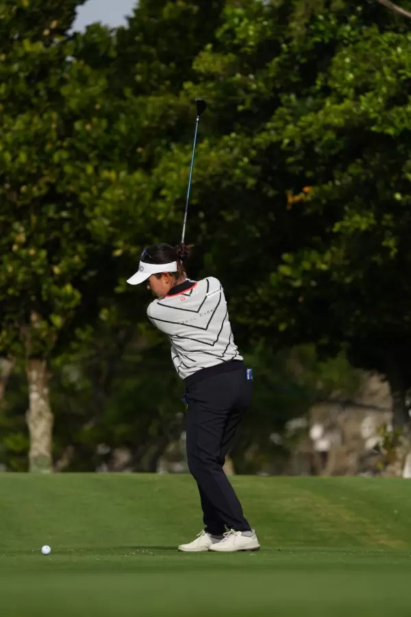 青木瀬令奈のユーティリティスイング（斜め前方）連続写真【2022年ダイキンオーキッドレディスゴルフトーナメント】