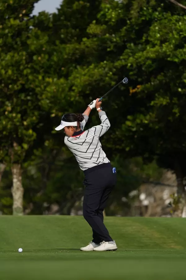 青木瀬令奈のユーティリティスイング（斜め前方）連続写真【2022年ダイキンオーキッドレディスゴルフトーナメント】