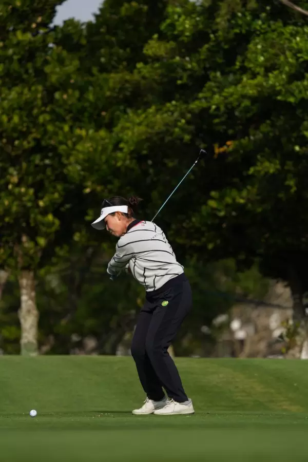 青木瀬令奈のユーティリティスイング（斜め前方）連続写真【2022年ダイキンオーキッドレディスゴルフトーナメント】