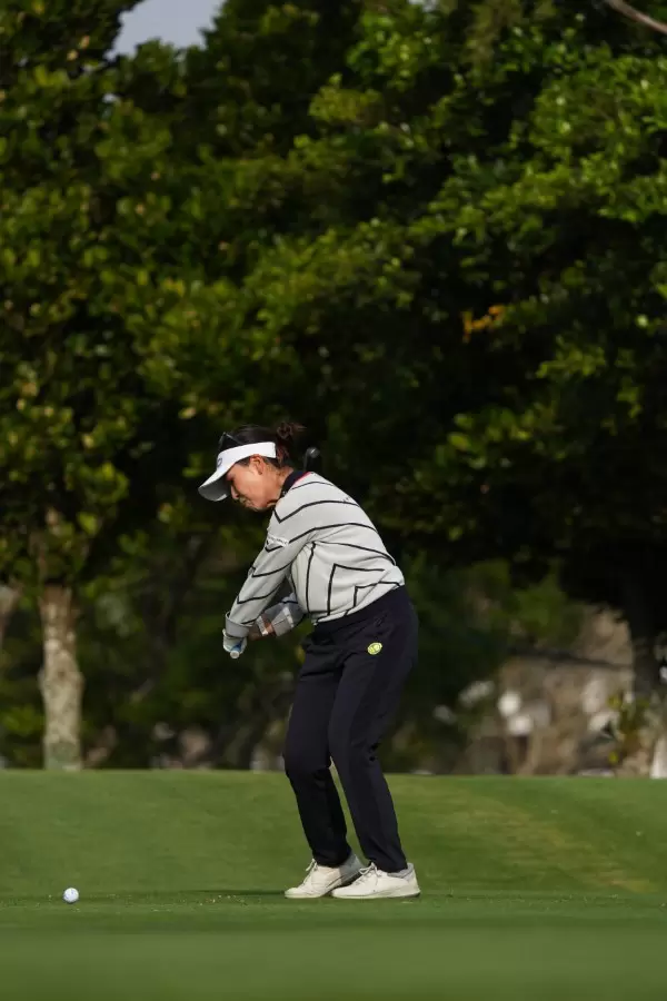 青木瀬令奈のユーティリティスイング（斜め前方）連続写真【2022年ダイキンオーキッドレディスゴルフトーナメント】