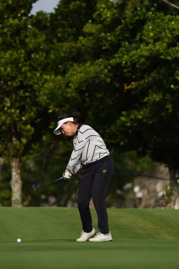 青木瀬令奈のユーティリティスイング（斜め前方）連続写真【2022年ダイキンオーキッドレディスゴルフトーナメント】