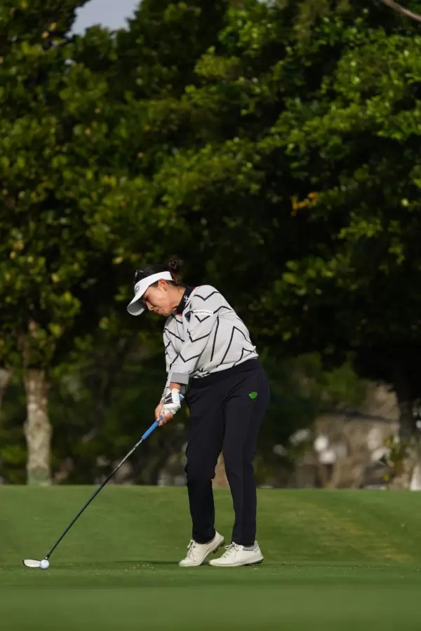 青木瀬令奈のユーティリティスイング（斜め前方）連続写真【2022年ダイキンオーキッドレディスゴルフトーナメント】