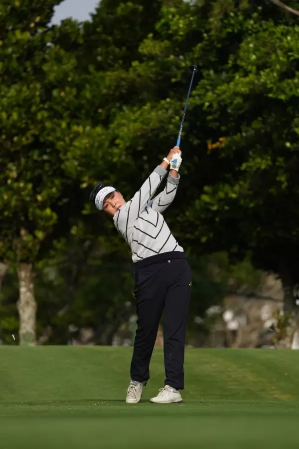 青木瀬令奈のユーティリティスイング（斜め前方）連続写真【2022年ダイキンオーキッドレディスゴルフトーナメント】