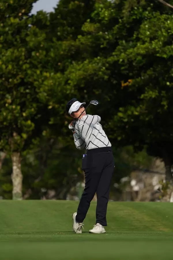 青木瀬令奈のユーティリティスイング（斜め前方）連続写真【2022年ダイキンオーキッドレディスゴルフトーナメント】