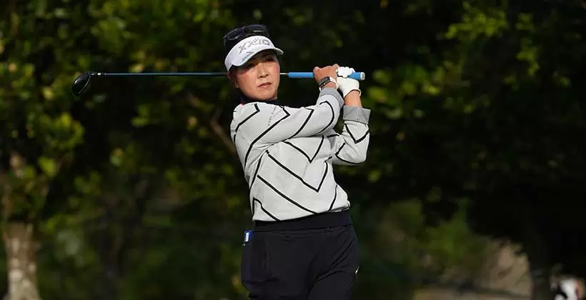 青木瀬令奈のユーティリティスイング(斜め前方)連続写真【2022年ダイキンオーキッドレディスゴルフトーナメント】