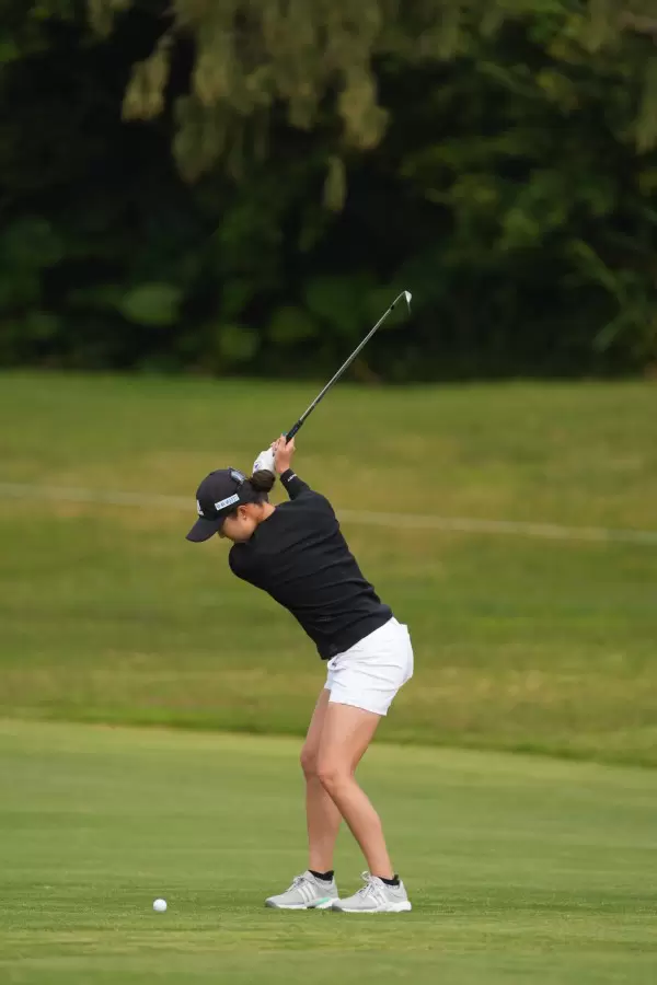 森田遥のウェッジスイング（斜め前方）連続写真【2022年ダイキンオーキッドレディスゴルフトーナメント】