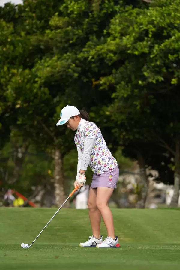 佐藤心結のアイアンスイング（斜め前方）連続写真【2022年ダイキンオーキッドレディスゴルフトーナメント】