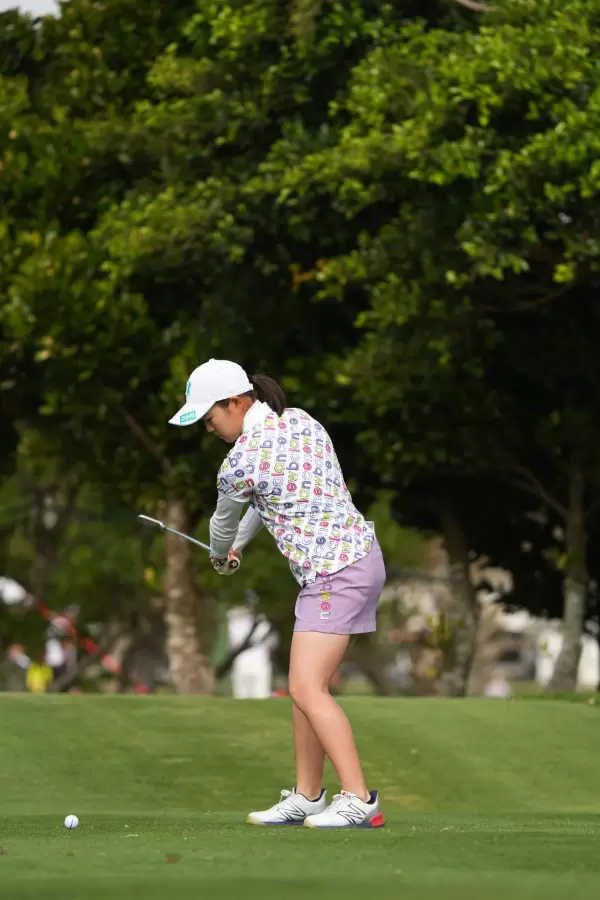 佐藤心結のアイアンスイング（斜め前方）連続写真【2022年ダイキンオーキッドレディスゴルフトーナメント】