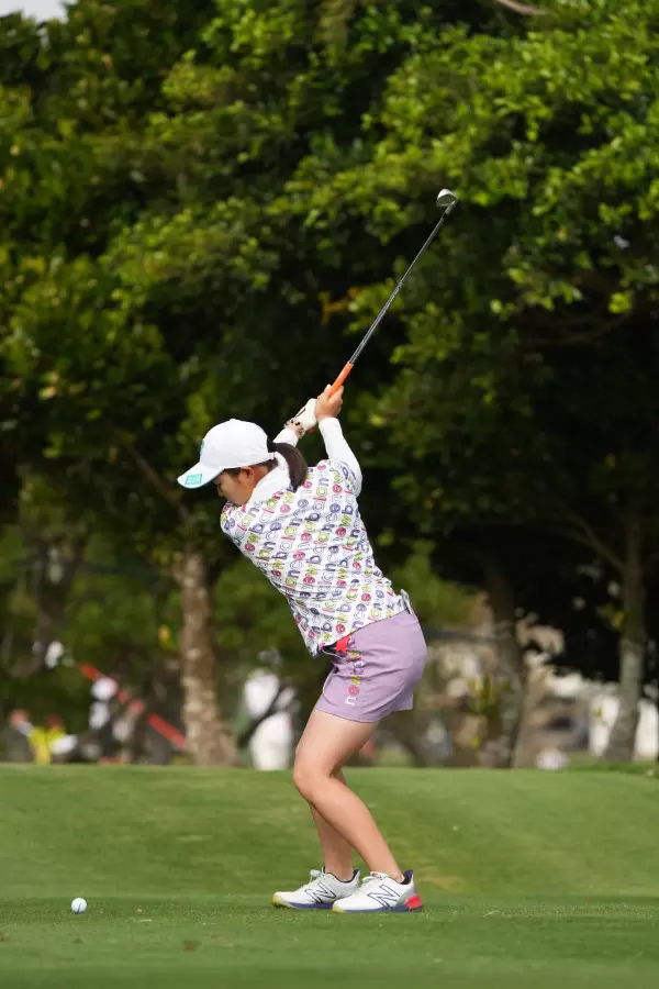 佐藤心結のアイアンスイング（斜め前方）連続写真【2022年ダイキンオーキッドレディスゴルフトーナメント】