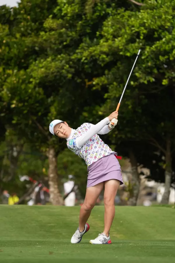 佐藤心結のアイアンスイング（斜め前方）連続写真【2022年ダイキンオーキッドレディスゴルフトーナメント】