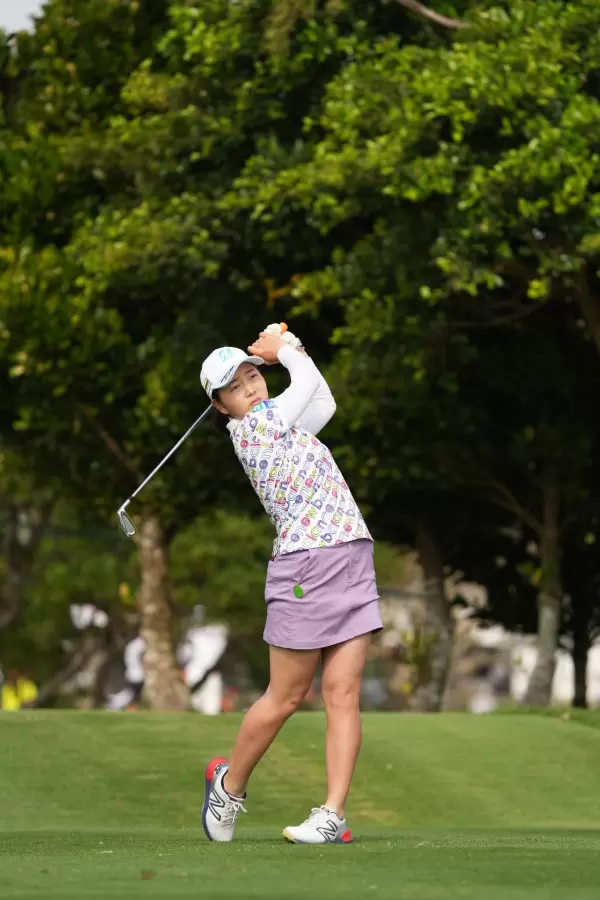 佐藤心結のアイアンスイング（斜め前方）連続写真【2022年ダイキンオーキッドレディスゴルフトーナメント】