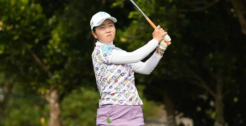 佐藤心結のアイアンスイング(斜め前方)連続写真【2022年ダイキンオーキッドレディスゴルフトーナメント】