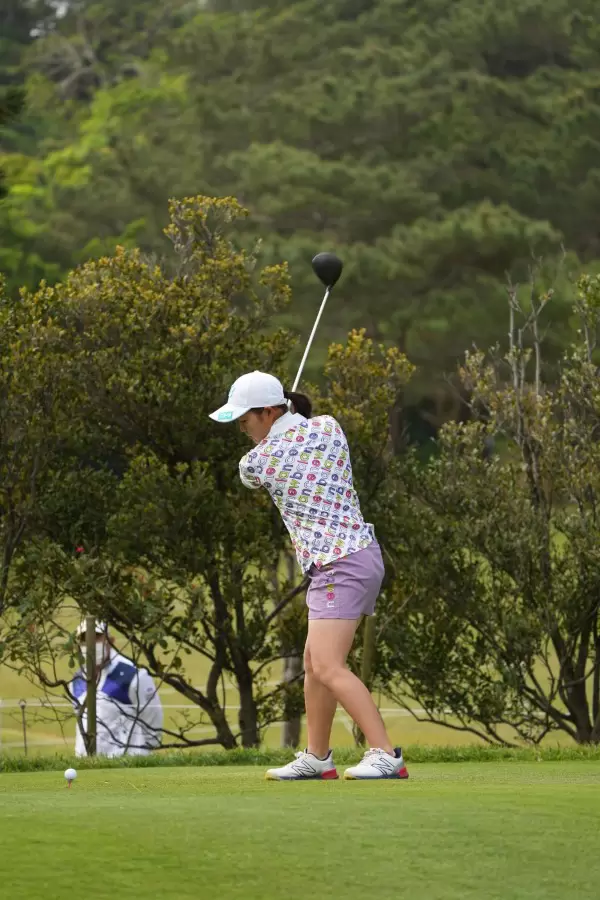 佐藤心結のドライバースイング（斜め前方）連続写真【2022年ダイキンオーキッドレディスゴルフトーナメント】