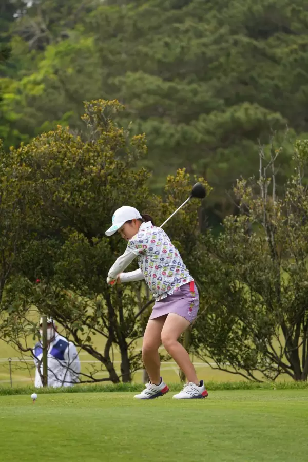 佐藤心結のドライバースイング（斜め前方）連続写真【2022年ダイキンオーキッドレディスゴルフトーナメント】