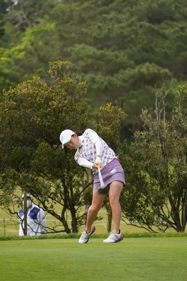 佐藤心結のドライバースイング（斜め前方）連続写真【2022年ダイキンオーキッドレディスゴルフトーナメント】
