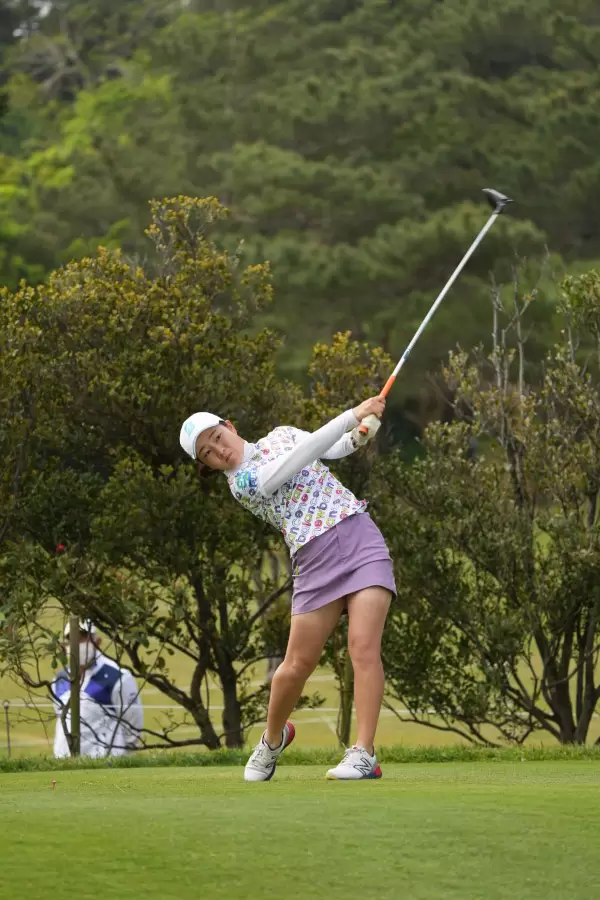 佐藤心結のドライバースイング（斜め前方）連続写真【2022年ダイキンオーキッドレディスゴルフトーナメント】