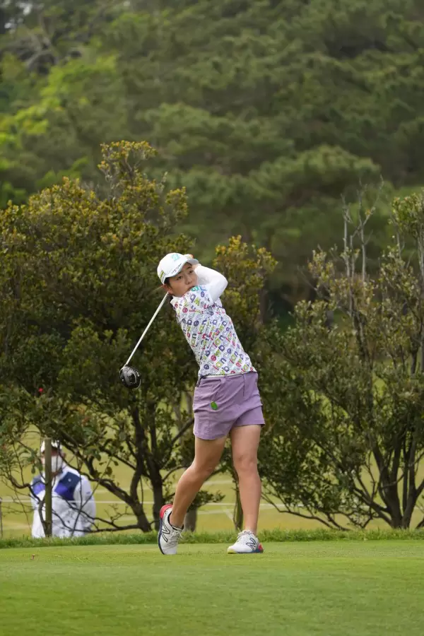 佐藤心結のドライバースイング（斜め前方）連続写真【2022年ダイキンオーキッドレディスゴルフトーナメント】