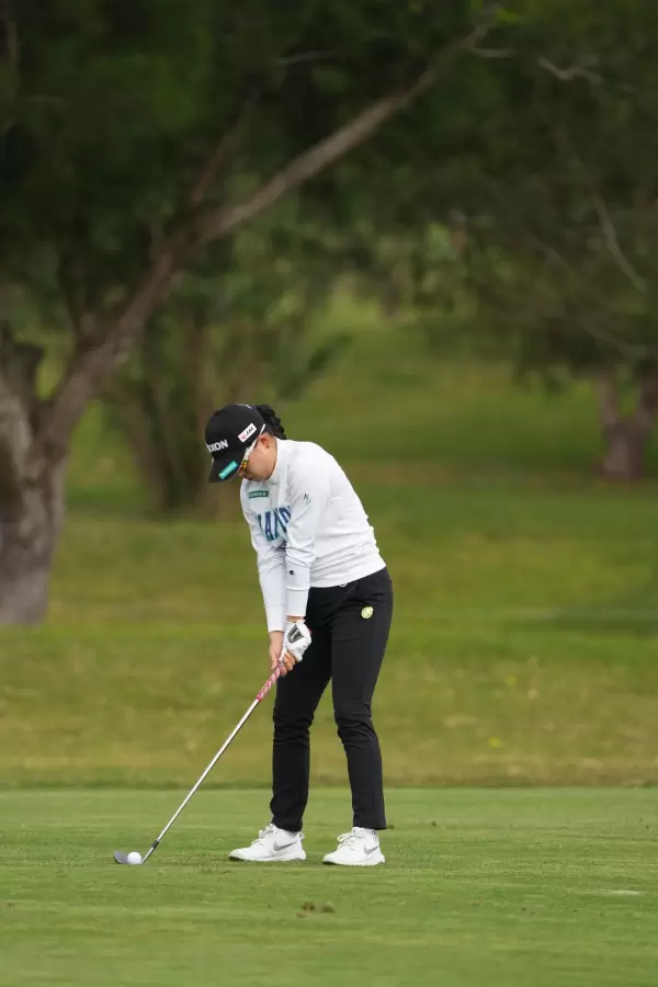 勝みなみのウェッジスイング（斜め前方）連続写真【2022年ダイキンオーキッドレディスゴルフトーナメント】