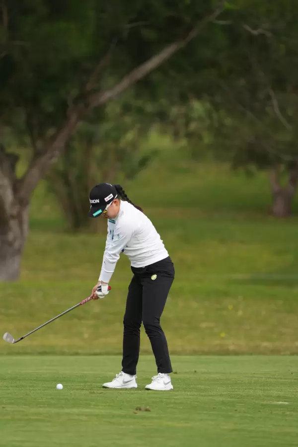 勝みなみのウェッジスイング（斜め前方）連続写真【2022年ダイキンオーキッドレディスゴルフトーナメント】