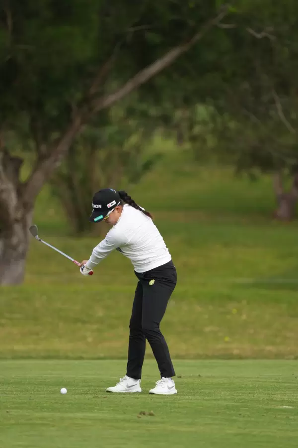 勝みなみのウェッジスイング（斜め前方）連続写真【2022年ダイキンオーキッドレディスゴルフトーナメント】