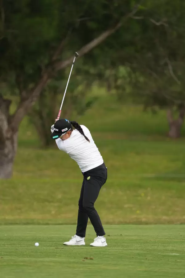 勝みなみのウェッジスイング（斜め前方）連続写真【2022年ダイキンオーキッドレディスゴルフトーナメント】