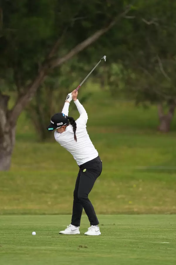 勝みなみのウェッジスイング（斜め前方）連続写真【2022年ダイキンオーキッドレディスゴルフトーナメント】