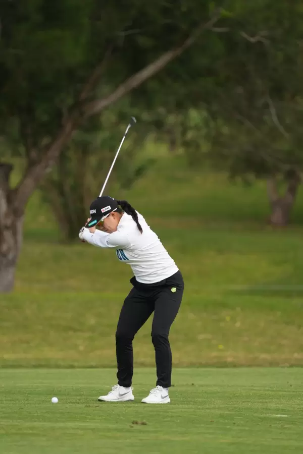 勝みなみのウェッジスイング（斜め前方）連続写真【2022年ダイキンオーキッドレディスゴルフトーナメント】