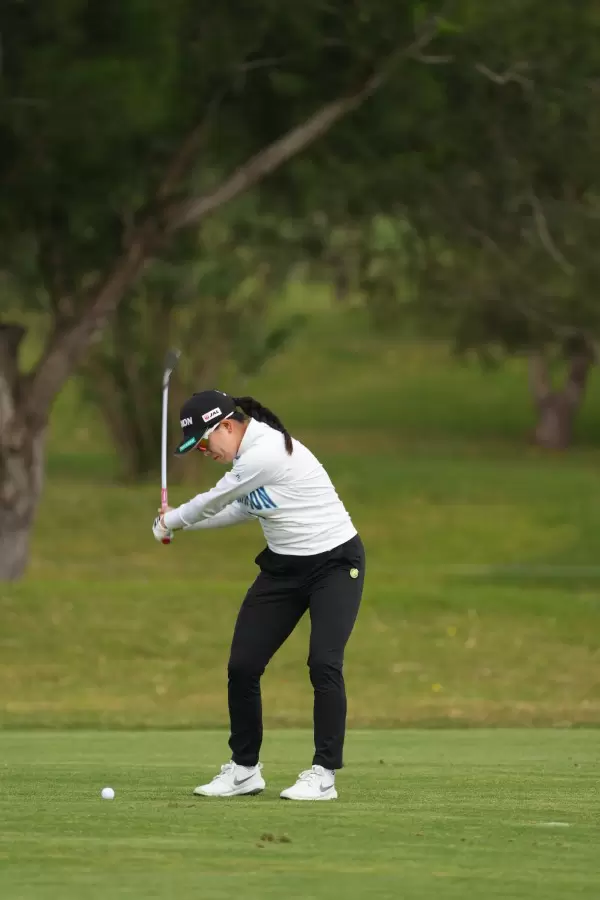 勝みなみのウェッジスイング（斜め前方）連続写真【2022年ダイキンオーキッドレディスゴルフトーナメント】
