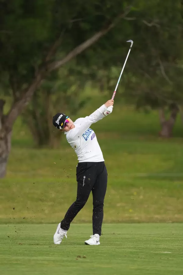 勝みなみのウェッジスイング（斜め前方）連続写真【2022年ダイキンオーキッドレディスゴルフトーナメント】