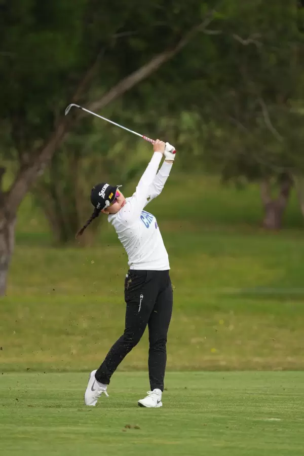 勝みなみのウェッジスイング（斜め前方）連続写真【2022年ダイキンオーキッドレディスゴルフトーナメント】