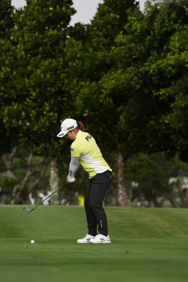 西郷真央のアイアンスイング（斜め前方）連続写真【2022年ダイキンオーキッドレディスゴルフトーナメント】