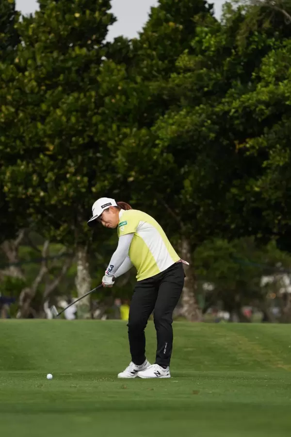 西郷真央のアイアンスイング（斜め前方）連続写真【2022年ダイキンオーキッドレディスゴルフトーナメント】