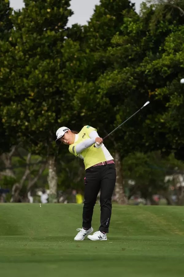 西郷真央のアイアンスイング（斜め前方）連続写真【2022年ダイキンオーキッドレディスゴルフトーナメント】