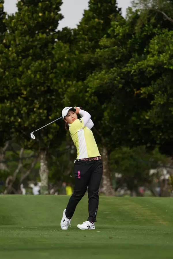 西郷真央のアイアンスイング（斜め前方）連続写真【2022年ダイキンオーキッドレディスゴルフトーナメント】