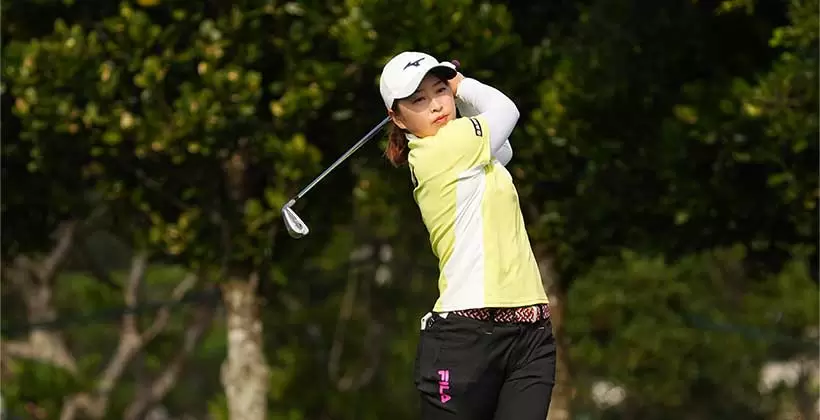 西郷真央のアイアンスイング(斜め前方)連続写真【2022年ダイキンオーキッドレディスゴルフトーナメント】