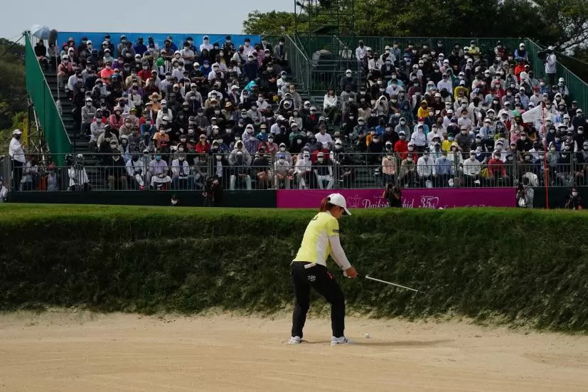 西郷真央のウェッジスイング（バンカー）連続写真【2022年ダイキンオーキッドレディスゴルフトーナメント】