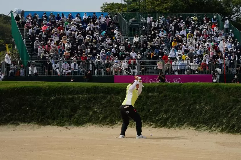 西郷真央のウェッジスイング（バンカー）連続写真【2022年ダイキンオーキッドレディスゴルフトーナメント】