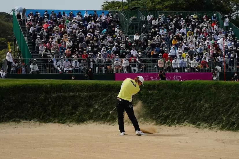 西郷真央のウェッジスイング（バンカー）連続写真【2022年ダイキンオーキッドレディスゴルフトーナメント】
