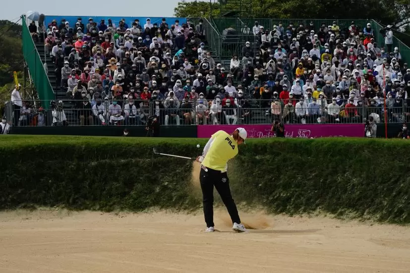 西郷真央のウェッジスイング（バンカー）連続写真【2022年ダイキンオーキッドレディスゴルフトーナメント】