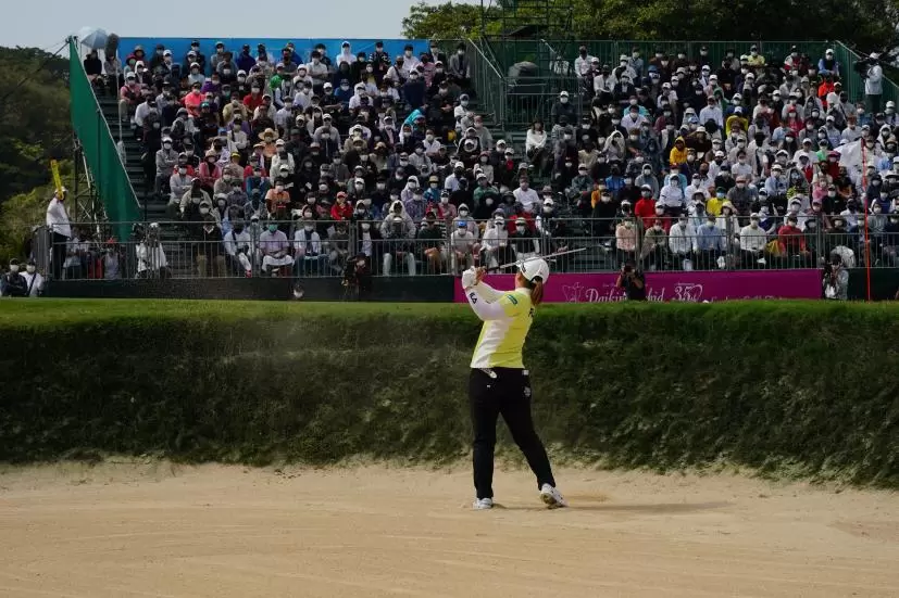 西郷真央のウェッジスイング（バンカー）連続写真【2022年ダイキンオーキッドレディスゴルフトーナメント】