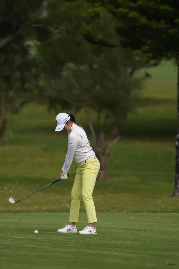 稲見萌寧のウェッジスイング（斜め前方）連続写真【2022年ダイキンオーキッドレディスゴルフトーナメント】