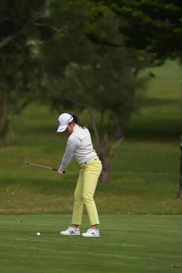 稲見萌寧のウェッジスイング（斜め前方）連続写真【2022年ダイキンオーキッドレディスゴルフトーナメント】
