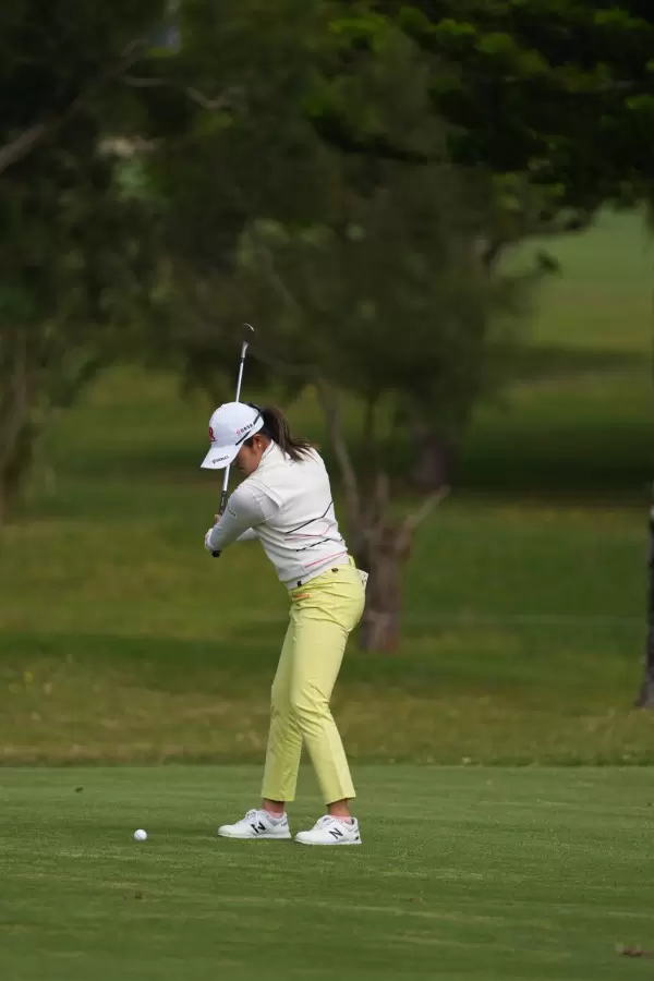 稲見萌寧のウェッジスイング（斜め前方）連続写真【2022年ダイキンオーキッドレディスゴルフトーナメント】