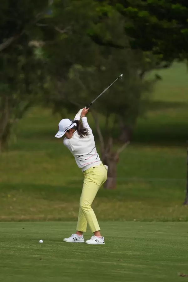 稲見萌寧のウェッジスイング（斜め前方）連続写真【2022年ダイキンオーキッドレディスゴルフトーナメント】