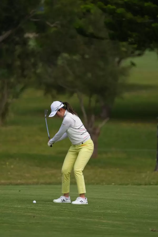 稲見萌寧のウェッジスイング（斜め前方）連続写真【2022年ダイキンオーキッドレディスゴルフトーナメント】