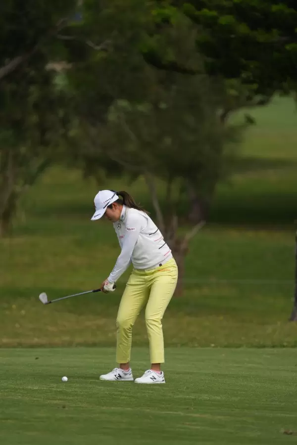 稲見萌寧のウェッジスイング（斜め前方）連続写真【2022年ダイキンオーキッドレディスゴルフトーナメント】