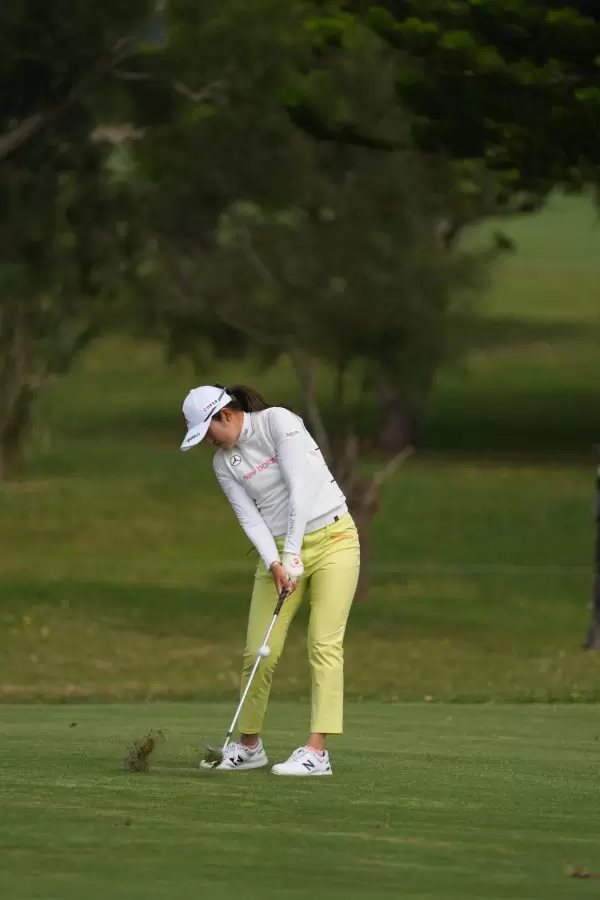 稲見萌寧のウェッジスイング（斜め前方）連続写真【2022年ダイキンオーキッドレディスゴルフトーナメント】