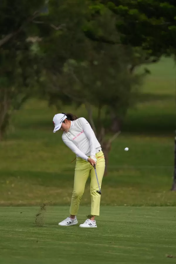 稲見萌寧のウェッジスイング（斜め前方）連続写真【2022年ダイキンオーキッドレディスゴルフトーナメント】